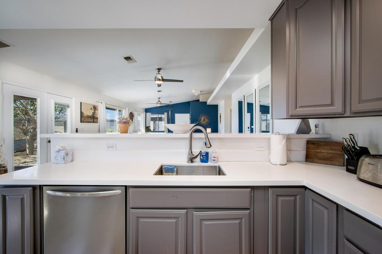 Sapphire Haven + Casita! Pool + Spa + Movie Theatre + 10 Min To Monument! Joshua Tree Exterior photo